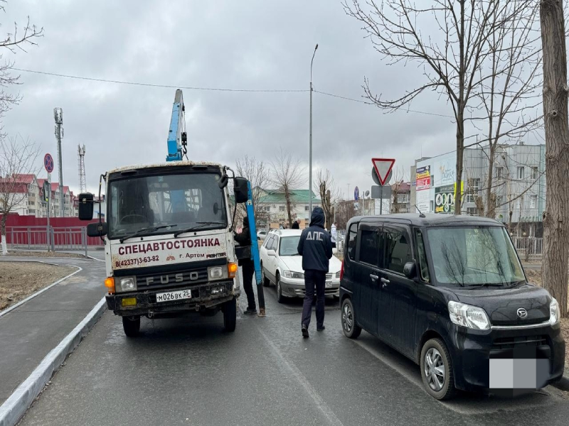 Госавтоинспекция Артема проводит рейдовые мероприятия в зоне действия дорожного знака «Остановка запрещена».