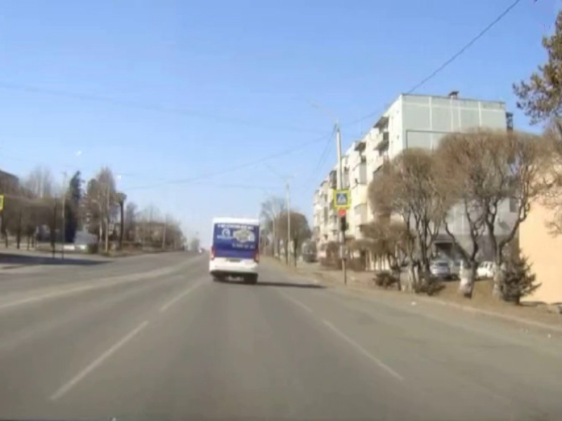 В Артеме полицейские привлекли к ответственности водителя автобуса, проехавшего на запрещающий сигнал светофора.