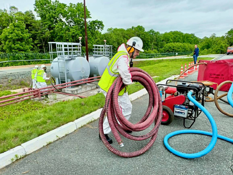 В аэропорту Владивосток прошли учения по ликвидации разлива нефтепродуктов.