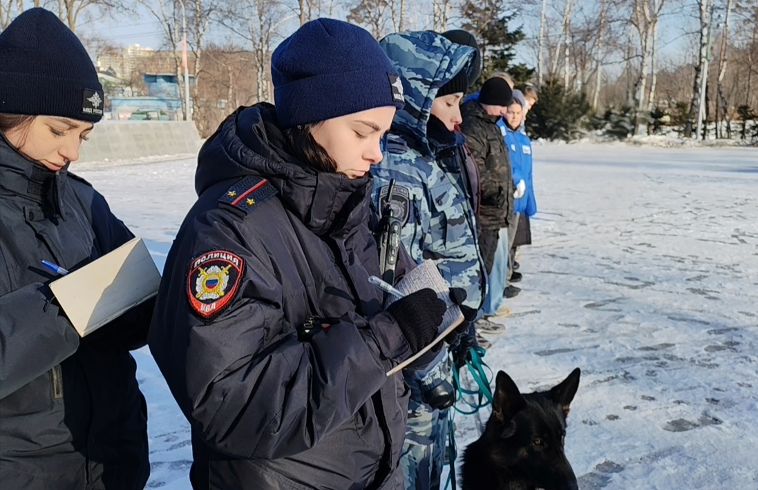 Полиция Артема: при взаимодействии с полицейскими дружинниками раскрыто 2 преступления наркотической направленности. Выявлено и привлечено к административной ответственности 54 правонарушителя.