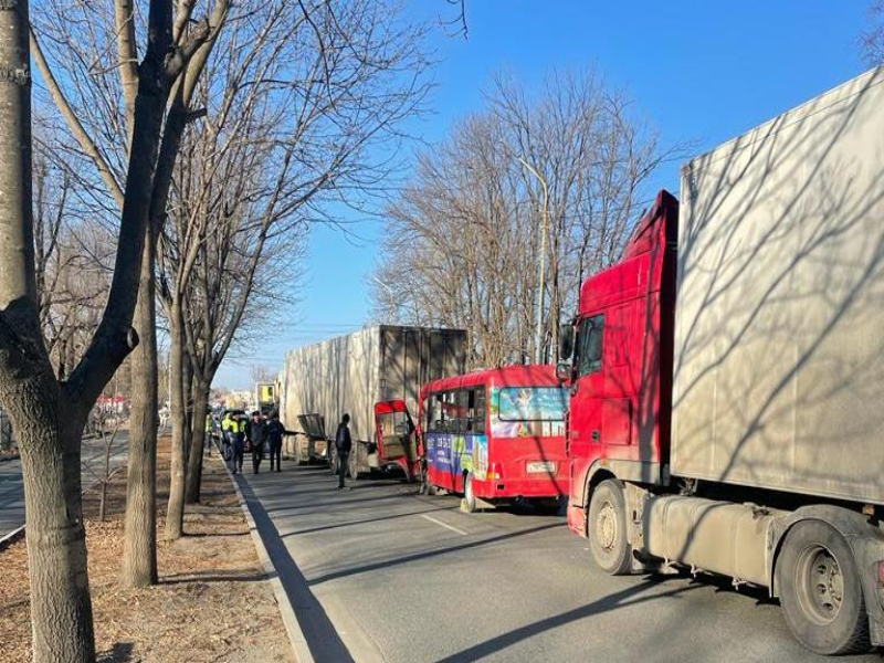 В Артеме полиция устанавливает обстоятельства ДТП с участием маршрутного автобуса.