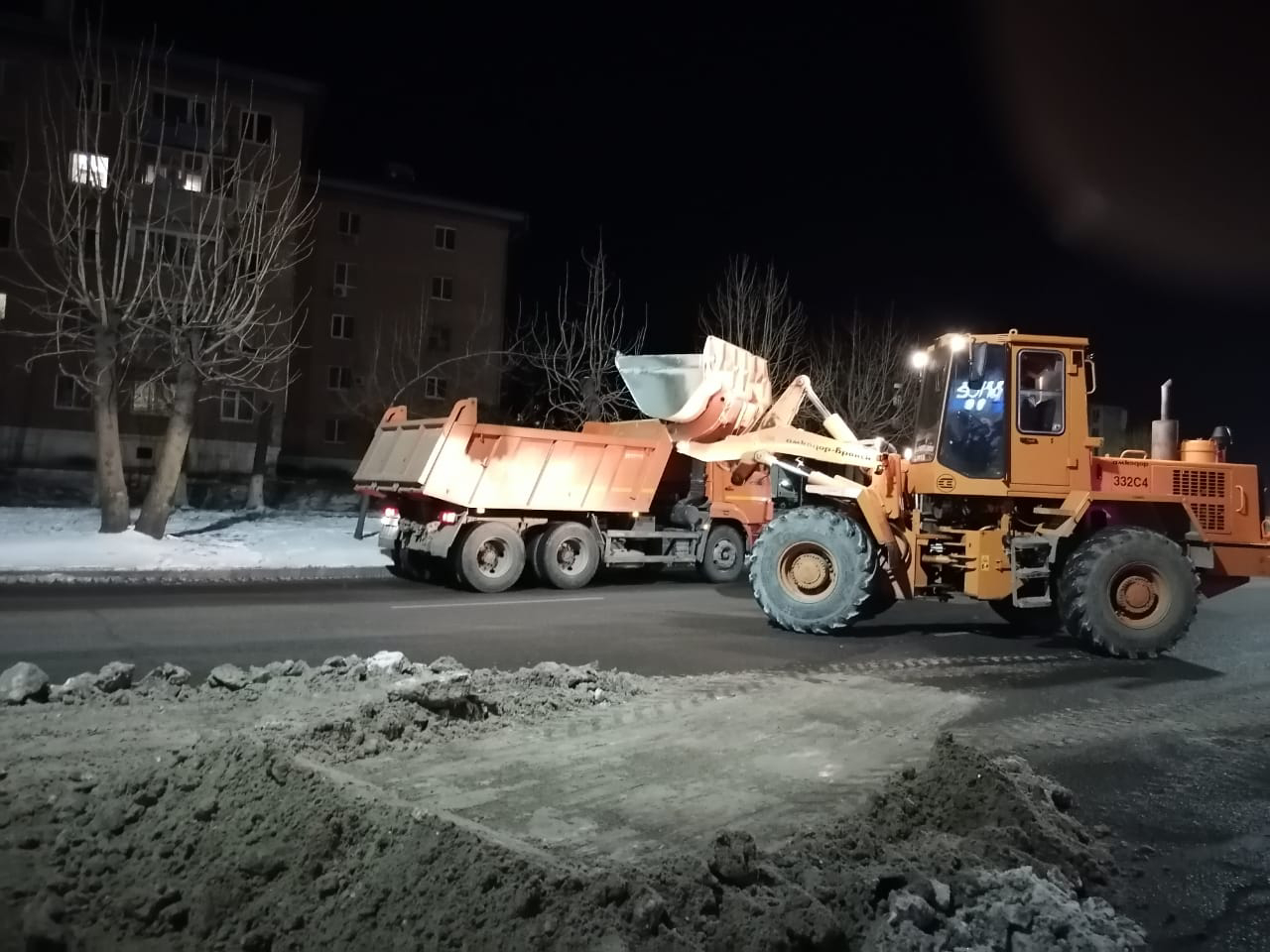 Коммунальщики Артема продолжают убирать снег.