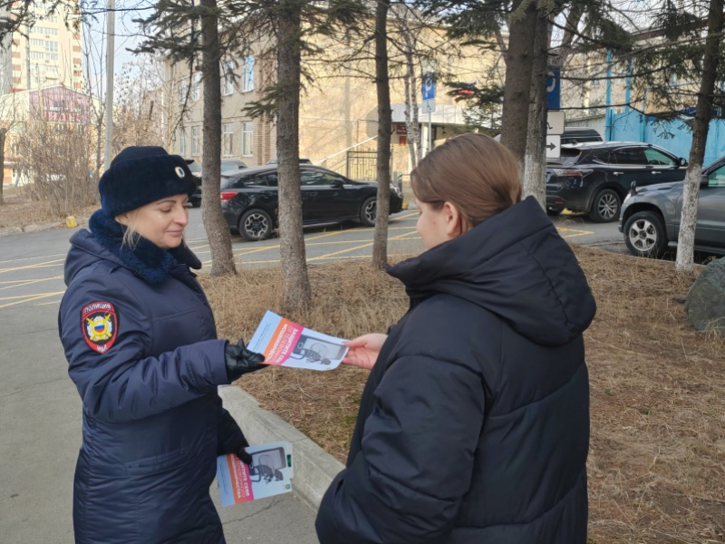 Полицейские и представители Общественного совета желают жителям Артема безопасного Нового года.