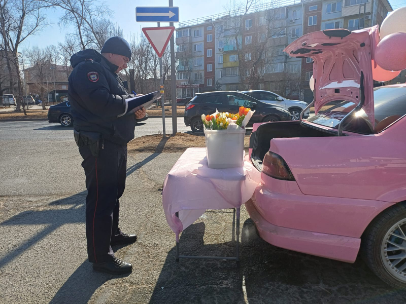 В Артеме полиция проводит рейдовые мероприятия по местам нелегальной торговли цветами.