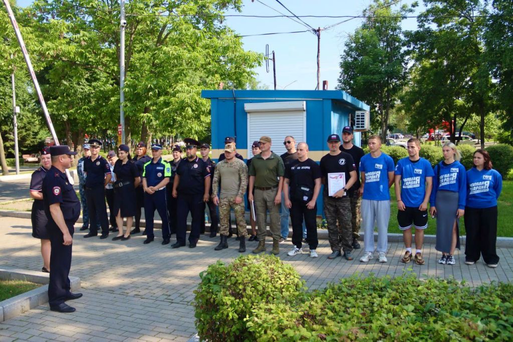 В Артеме полицейские поблагодарили представителей добровольных народных дружин за содействие в охране общественного порядка.
