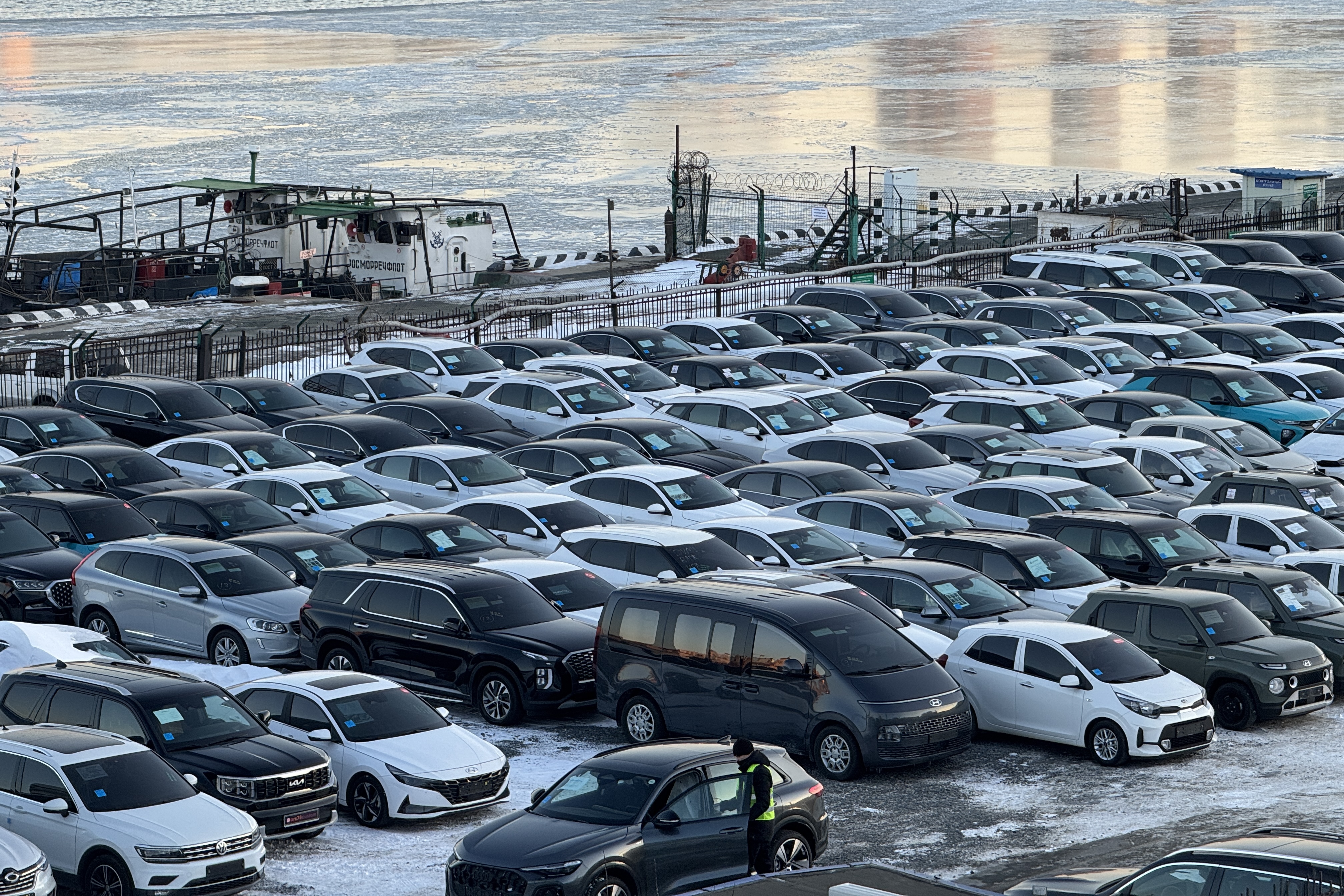 В декабре в Приморье сильнее, чем по стране, дорожали автомобили и дешевели фрукты.