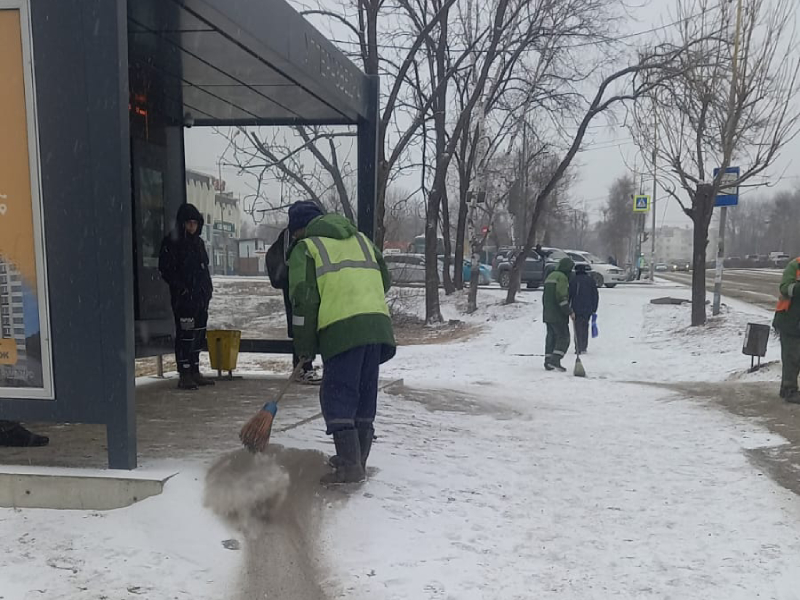 На дорогах Артема работает спецтехника.