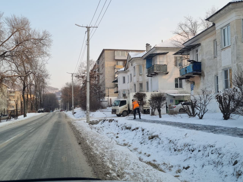 В Артеме продолжают убирать снег.