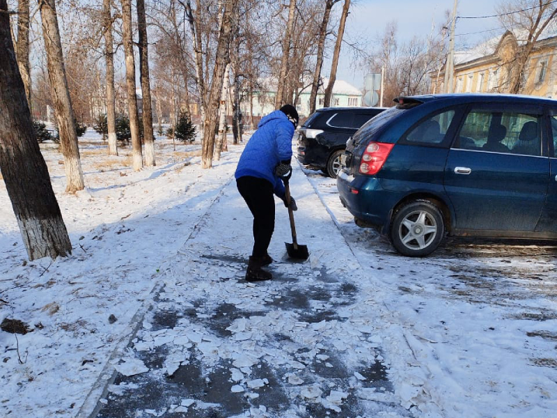 Уборка снега продолжается в Артеме.