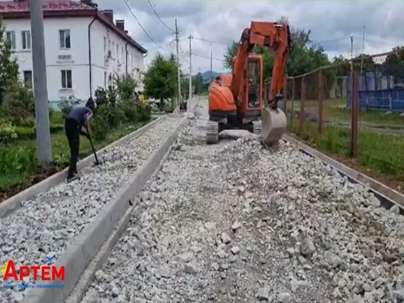 Дорогу на Донбасской ремонтируют.