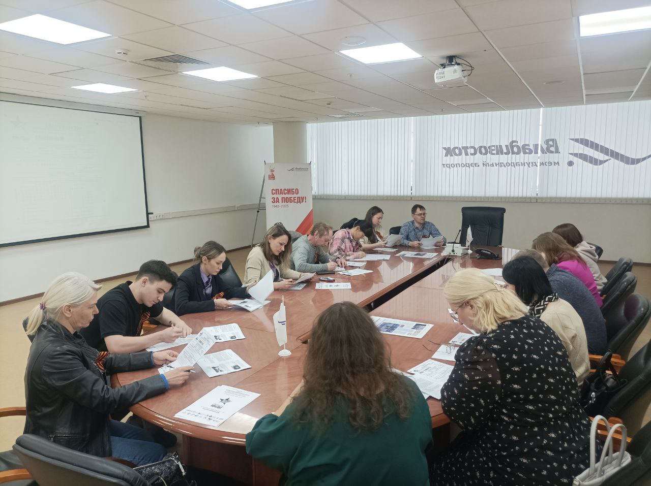 В Международном аэропорту Владивосток написали «Диктант Победы».