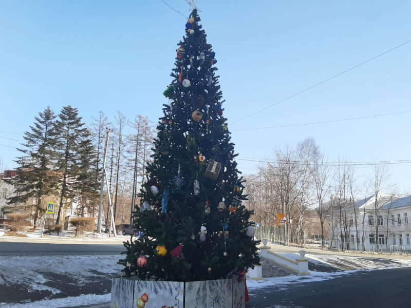 Артем украшают к новогодним праздникам.