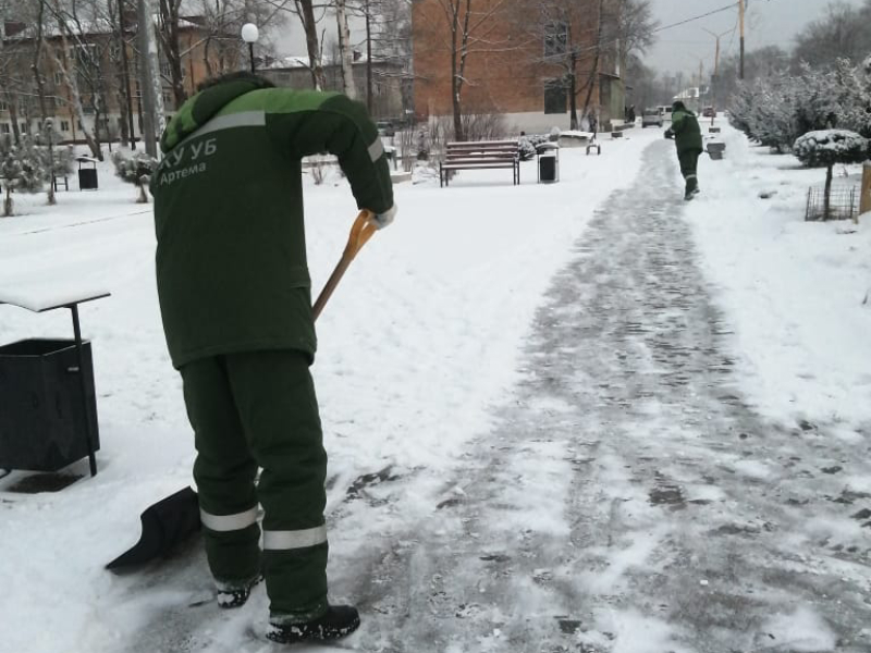 Коммунальщики Артема расчищают дороги от снега.