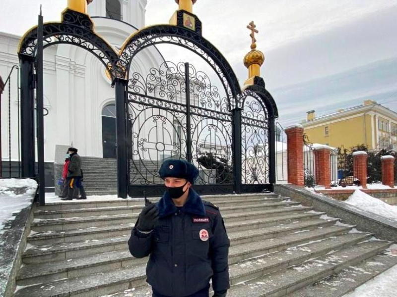 Во время крещенских купаний необходимо соблюдать меры безопасности.