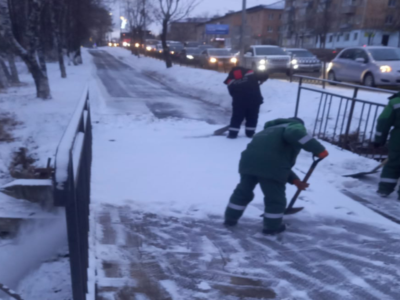 На дорогах Артема работает спецтехника.