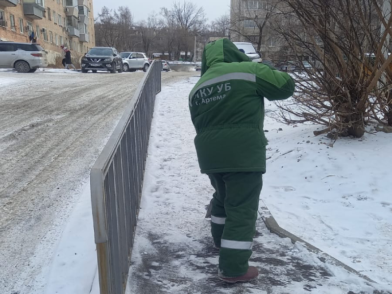 Коммунальщики Артема продолжают уборку снега.