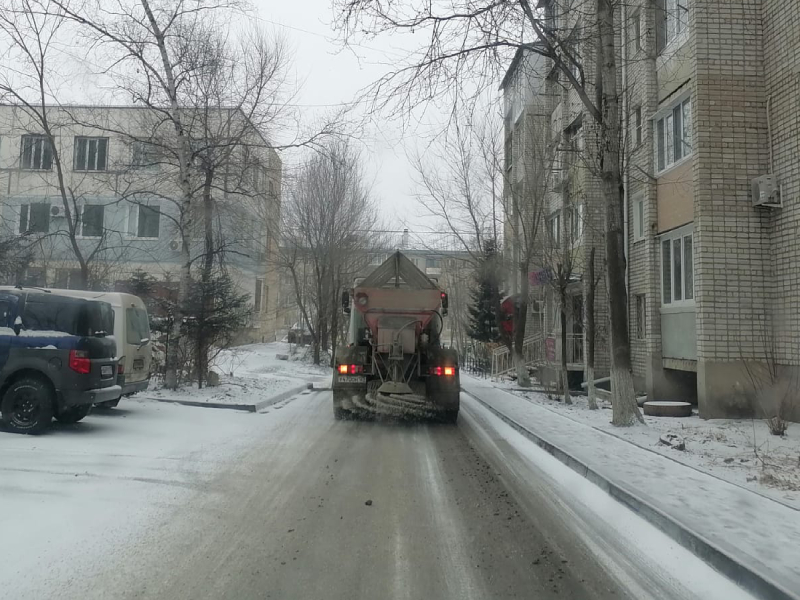 На дорогах Артема работает спецтехника.