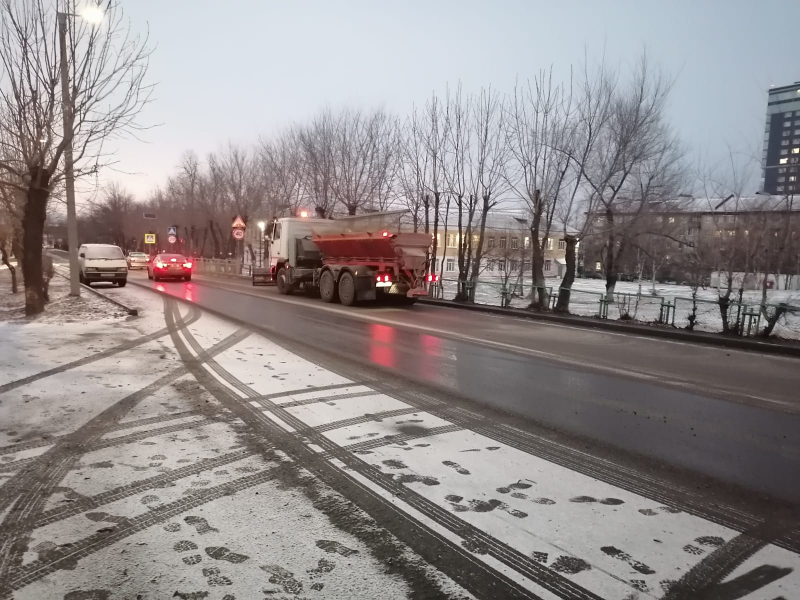 Дороги в Артеме очищают от снега.