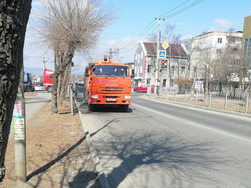 На артемовских дорогах началась уборка смета.