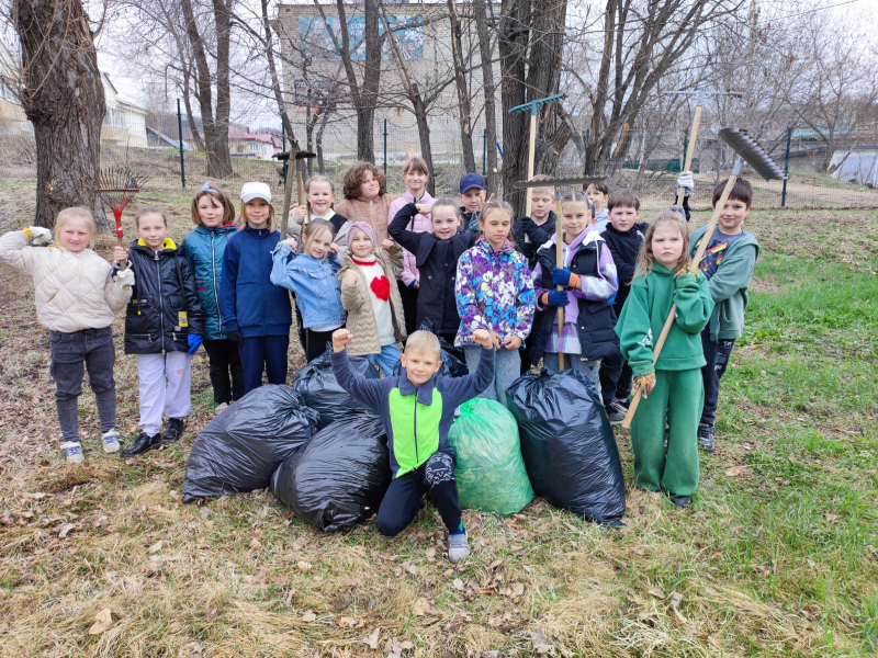 Более 350 кубометров мусора собрано в Артеме во время субботника.