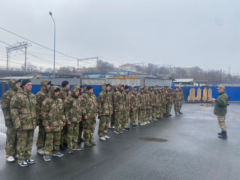 Старшеклассники артемовских школ прошли сборы в учебном центре ДОСААФ.