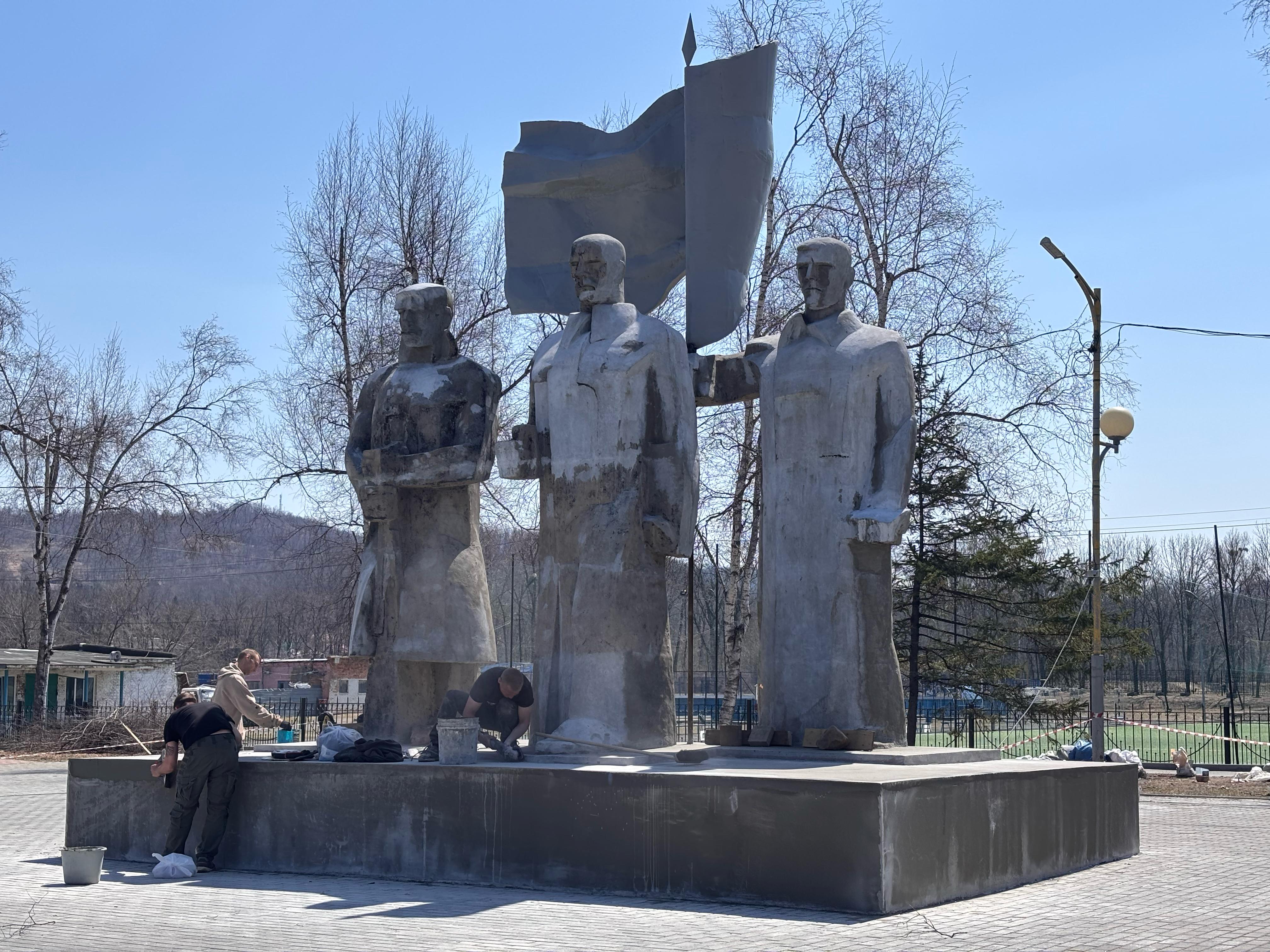 Ремонт памятников продолжается в Артёме.