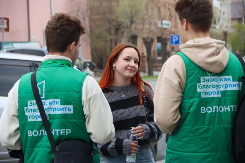 Волонтеры помогают проголосовать за объекты благоустройства .