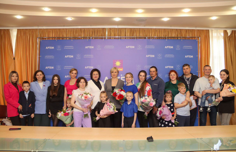 Участников конкурса «Семья года» поздравили в Артёме.
