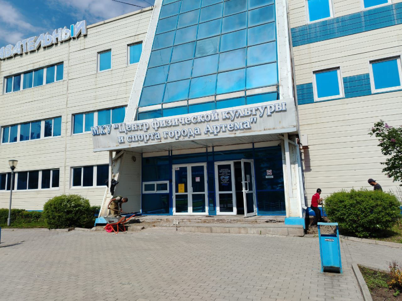 В Артёме ремонтируют бассейн.