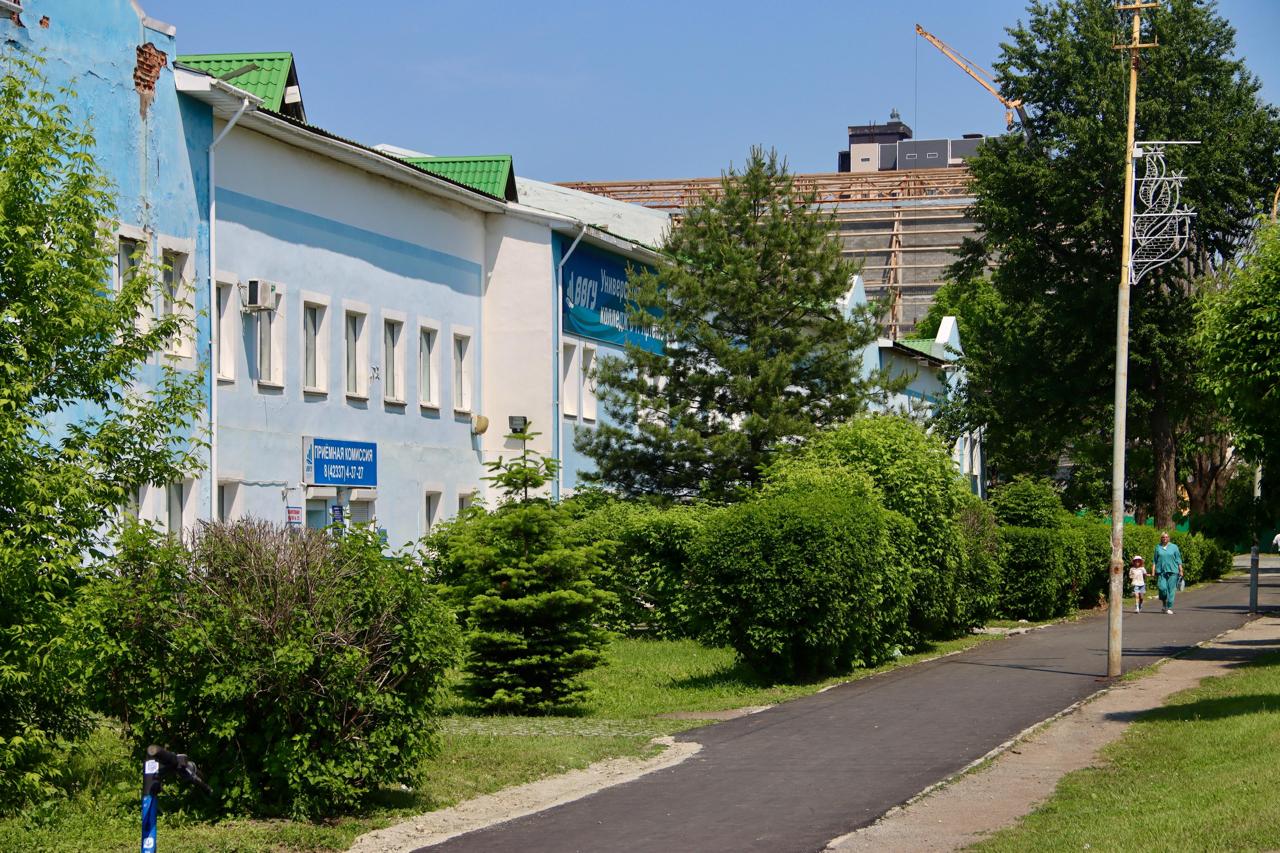 Тротуары приводят в порядок в Артёме.