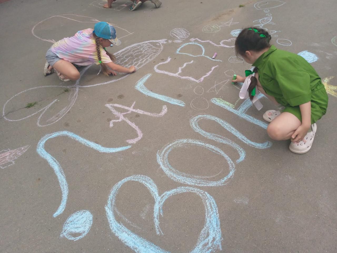 Вторая смена закончилась в пришкольных лагерях.