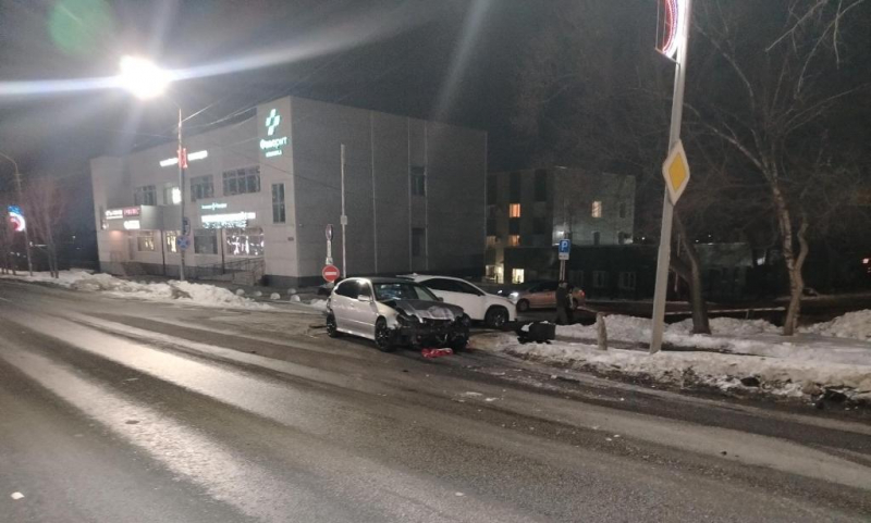 В Артеме сотрудники Госавтоинспекции устанавливают обстоятельства ДТП с пострадавшим.