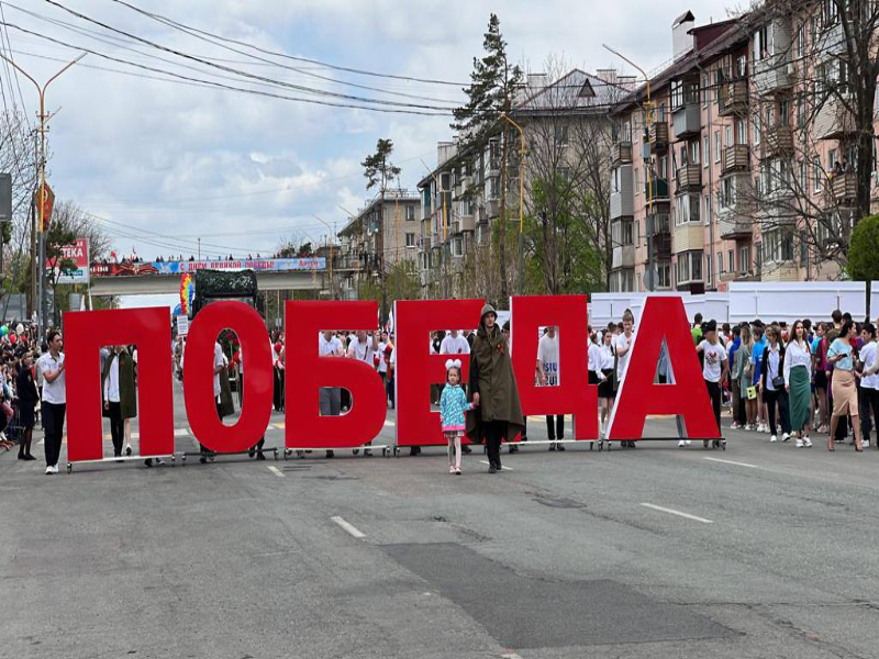 Парад и шествие в День Победы в Артеме открыли выносом Государственного флага РФ и Знамени Победы. .