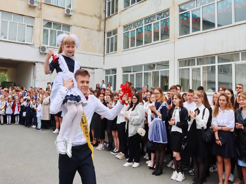 Последний звонок зазвенит для выпускников в конце мая .