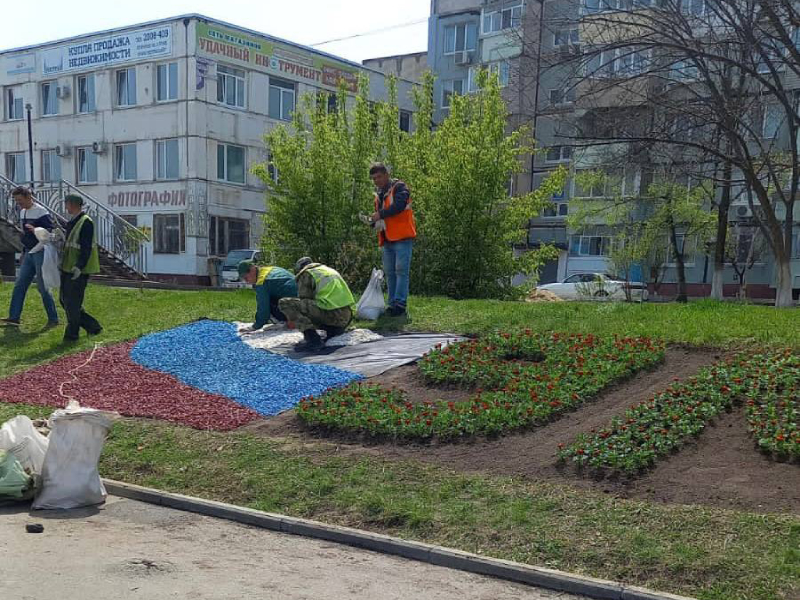 Надпись из цветов создают в Артеме .