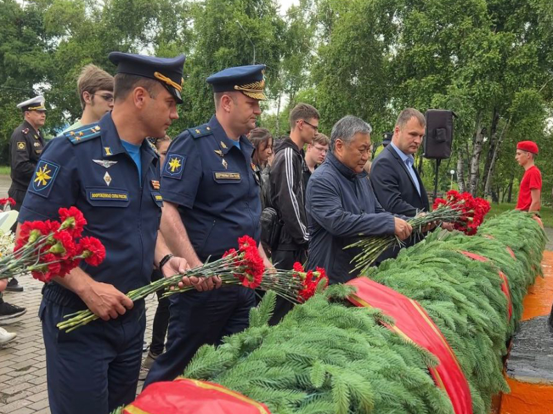 Торжественный митинг прошел в Артеме в День памяти и скорби .