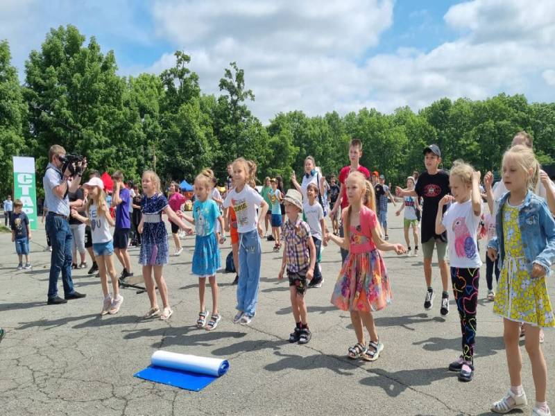 С «Зарядки чемпионов»  начался День Молодежи в Артеме.