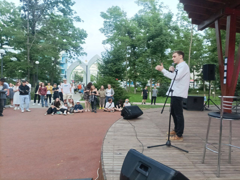 Вечернее шоу stand up подарили артемовской молодежи .