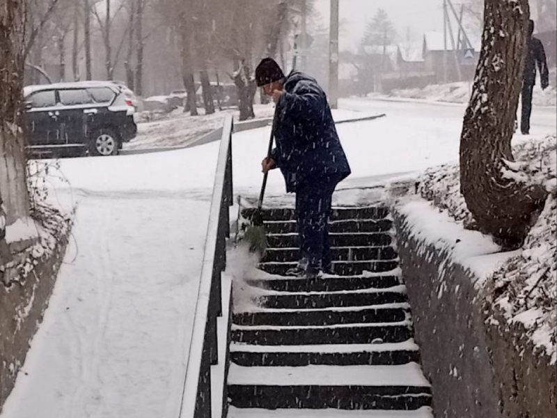 Коммунальщики Артема продолжают расчистку дорог от снега.