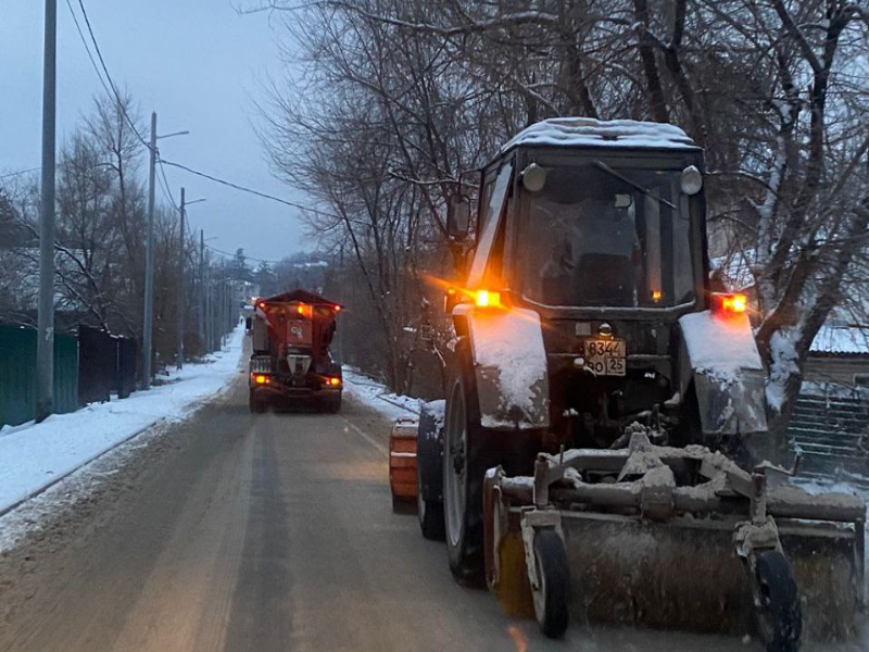 Уборка снега продолжается в Артеме.