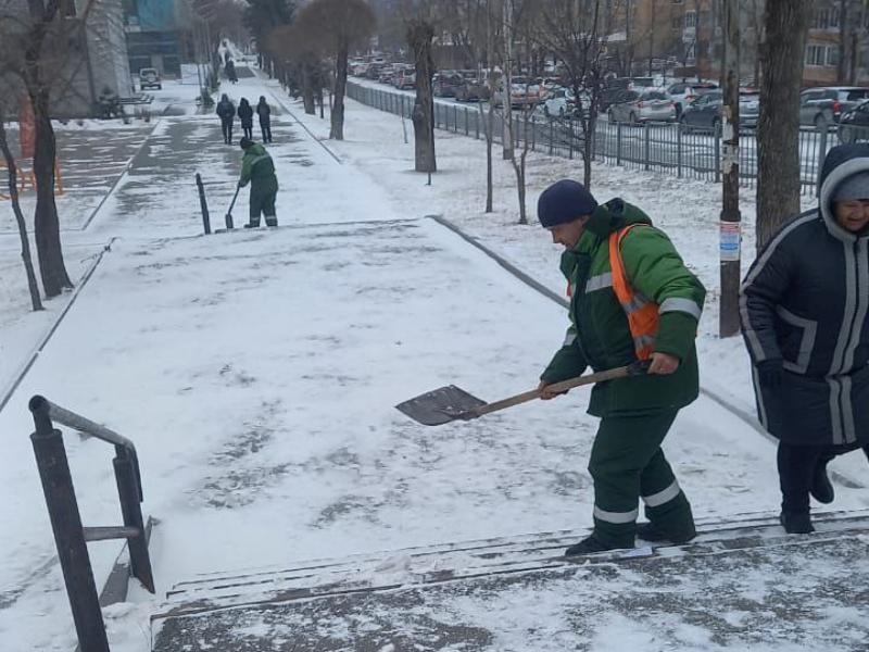 На дорогах Артема работает спецтехника.