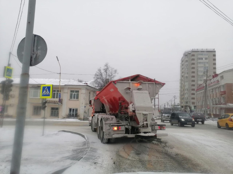 На дорогах Артема убирают снег.