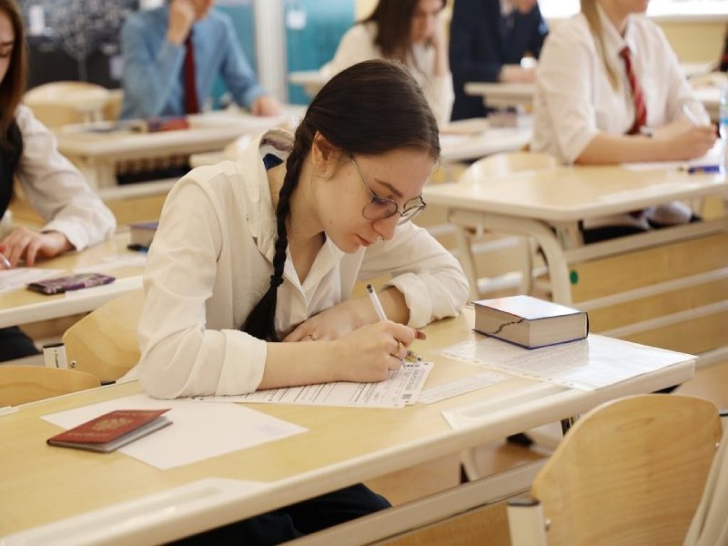 Выпускники готовятся к сдаче ЕГЭ.