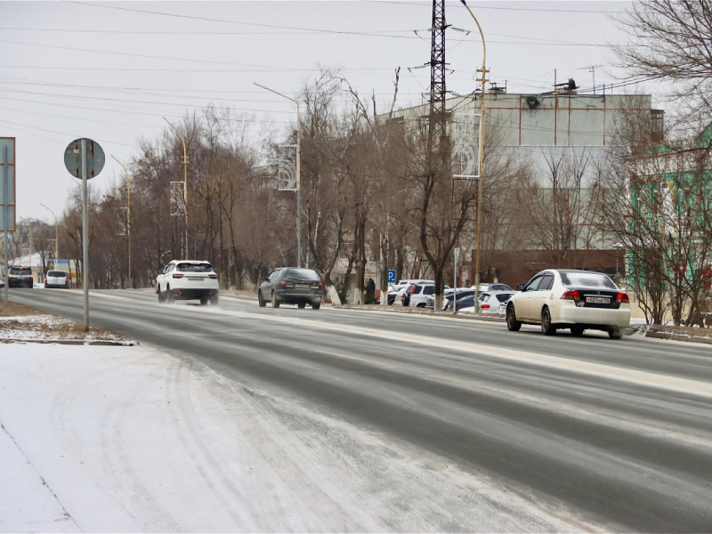 Дороги в Артёме очищают от снега.