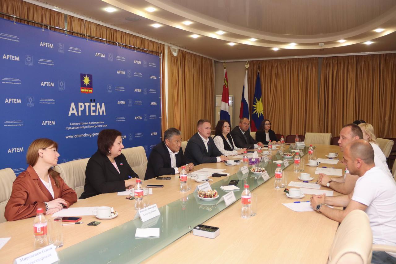 Делегация из Тореза прибыла в Артём .