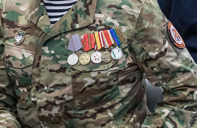 Горячую линию по вопросам трудоустройства для ветеранов СВО запустили в Приморье, сообщает www.primorsky.ru.