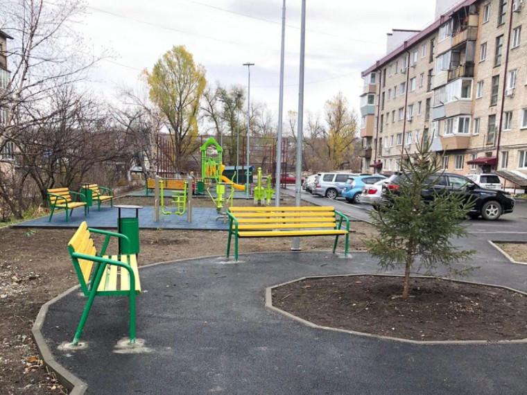 Почти три десятка дворов благоустроено в Артеме в прошлом году . Почти три десятка дворов благоустроено в Артеме в прошлом году .