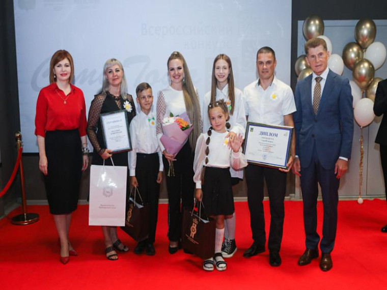 Победителей краевого этапа всероссийского конкурса «Семья года» наградили в Приморье. Семь лучших семей региона в торжественной обстановке поздравил Губернатор Олег Кожемяко в четверг, 13 июля.. Победителей краевого этапа всероссийского конкурса «Семья года» наградили в Приморье. Семь лучших семей региона в торжественной обстановке поздравил Губернатор Олег Кожемяко в четверг, 13 июля..