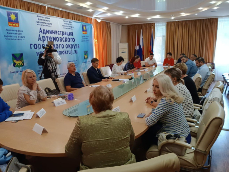 Реализацию проектов и соблюдение законодательства обсудили с предпринимателями в Артеме. Реализацию проектов и соблюдение законодательства обсудили с предпринимателями в Артеме.