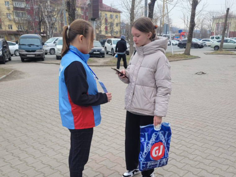 Волонтеры помогают проголосовать артемовцам. Волонтеры помогают проголосовать артемовцам.